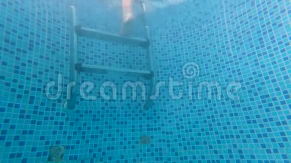 在小游泳池游泳的水下镜头视频的预览图