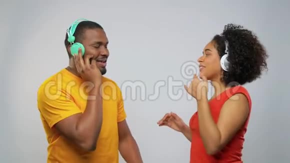 带着耳机跳舞的非裔美国夫妇视频的预览图