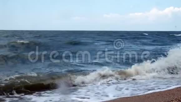 海上暴风雨天气视频的预览图
