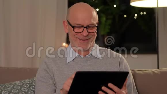 家里有平板电脑的快乐老人视频的预览图
