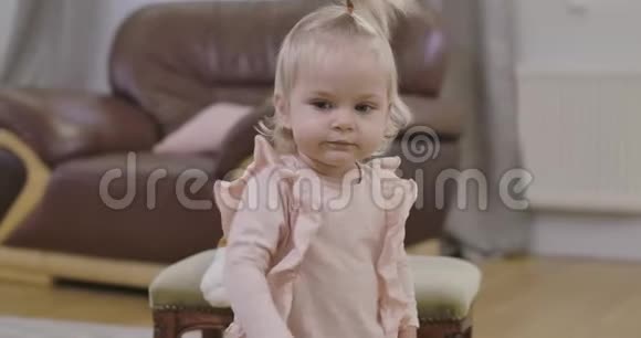 一张极其美丽的白人女婴的特写脸金发深灰色的眼睛可爱的小画像视频的预览图