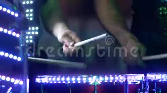 LED鼓手表演视频的预览图