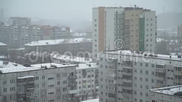 城市屋顶上的雪视频的预览图