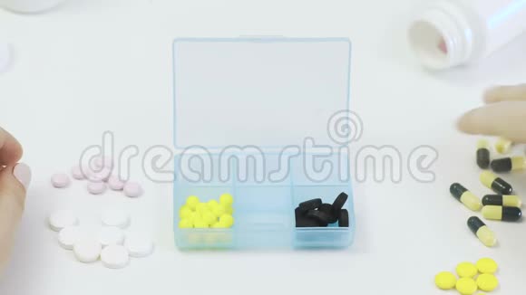药丸盒里的药片视频的预览图