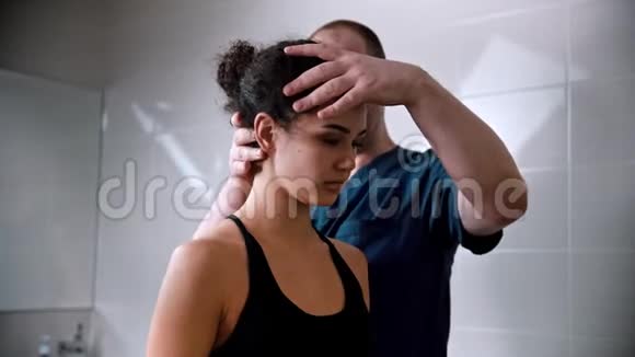 脊椎治疗医生把年轻女子的脖子两侧旋转视频的预览图