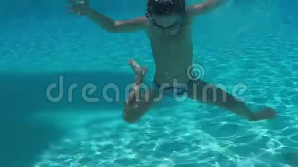 小男孩在泳池里翻筋斗视频的预览图