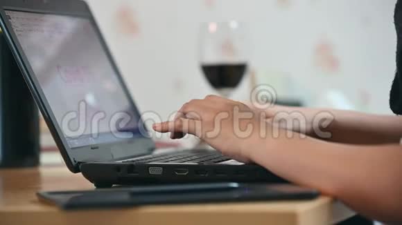 高加索亚洲妇女在冠状病毒危机期间在家工作视频的预览图