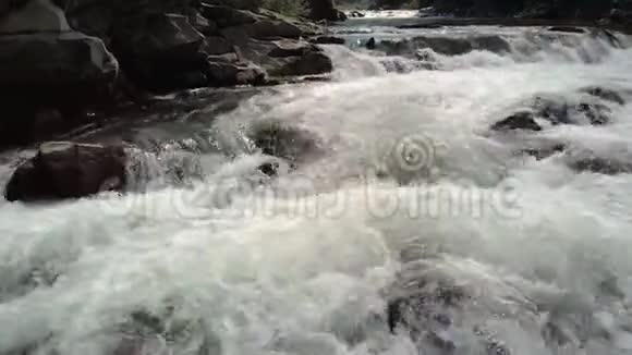 山石之间的水流视频的预览图