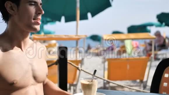 在海滩酒吧海边的年轻人视频的预览图