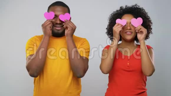 快乐的非裔美国夫妇和心视频的预览图