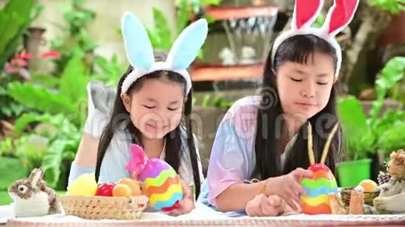 复活节快乐孩子有五颜六色的鸡蛋玩具为四月的庆祝而快乐视频的预览图