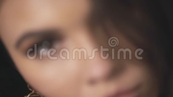 布卢姆效果肖像美丽时尚黑发女人模特特写护肤化妆品为脸纯鲜奶油眼睛看起来na视频的预览图