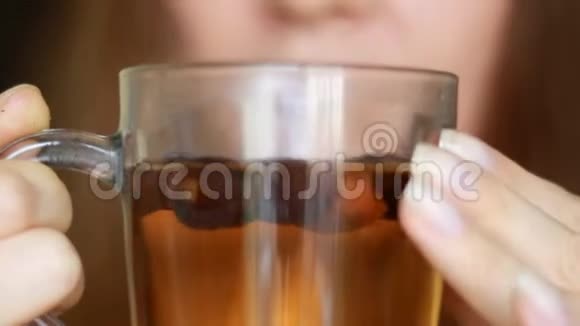 女人喝热玫瑰花茶感冒预防和流感治疗维生素C热饮杯视频的预览图