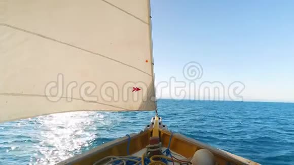 看看海上帆船的正面视频的预览图