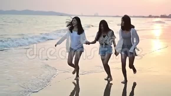 亚洲妇女在沙滩上跑步暑假旅行泰国休闲娱乐视频的预览图