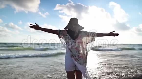 亚洲女性暑假独自在海滩旅行视频的预览图