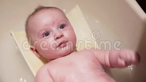 婴儿宝宝洗澡妈妈和他玩他头上的细节从上面看视频的预览图