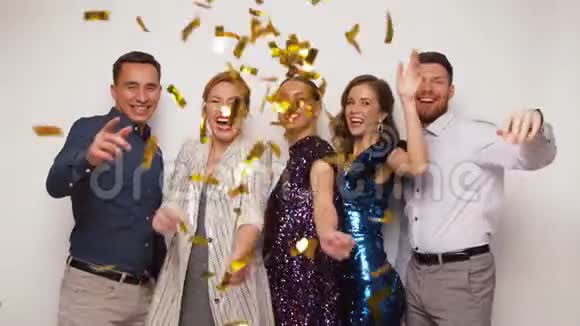 派对上金色五彩纸屑下的快乐朋友视频的预览图