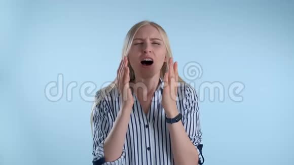 年轻的金发女人打喷嚏擦鼻涕视频的预览图