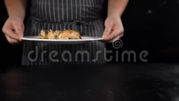 餐厅食品概念厨师在顾客面前展示他的菜快关门餐厅食物烹饪和服务厨师视频的预览图