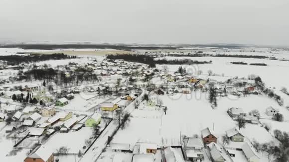 阴天冬天的村庄视频的预览图