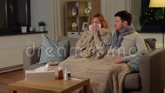 晚上生病的年轻夫妇在家视频的预览图