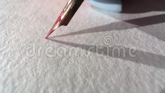 笔在纸上写字视频的预览图