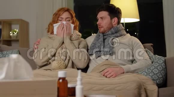 晚上生病的年轻夫妇在家视频的预览图