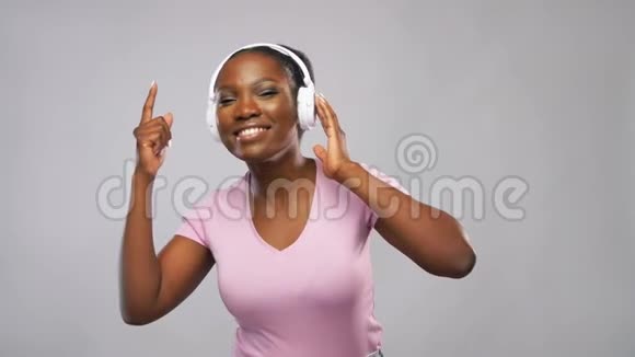 戴耳机听音乐的非洲女人视频的预览图