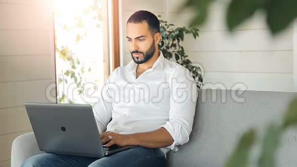 人在电脑上聊天视频的预览图