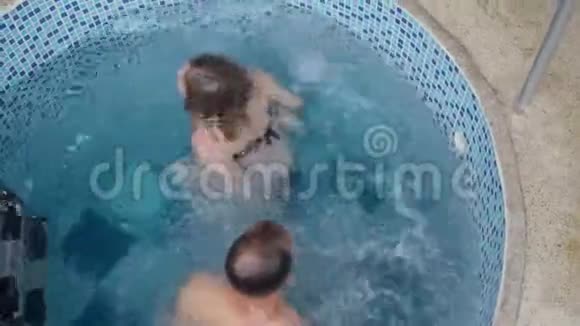 一对夫妇在冰冷的游泳池里洗澡视频的预览图