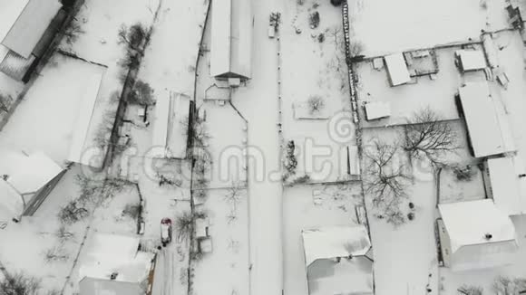 雪屋顶的鸟瞰图视频的预览图