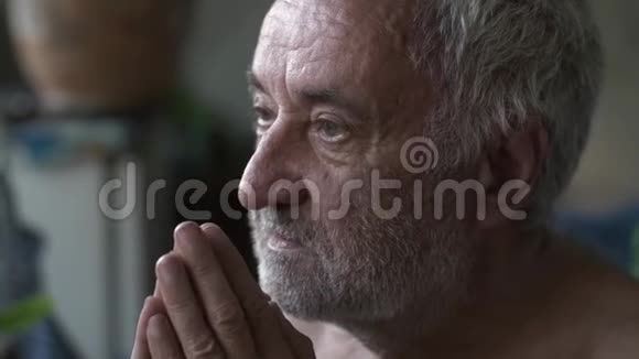 可怜的老人在家祈祷视频的预览图