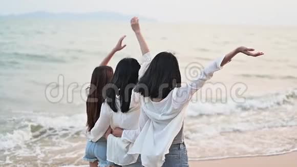 在海滩上的亚洲女人暑假旅游泰国放松和娱乐视频的预览图