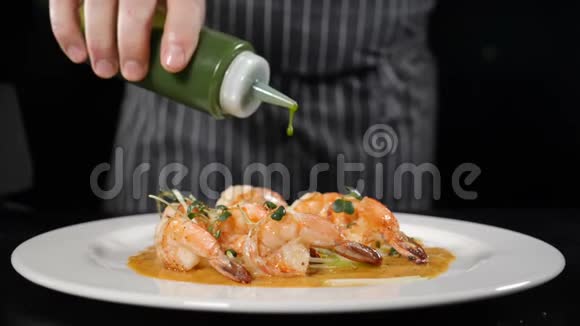在放在白色盘子上的熟虾中加入酱汁提供餐厅食物快关门老虎虾和视频的预览图