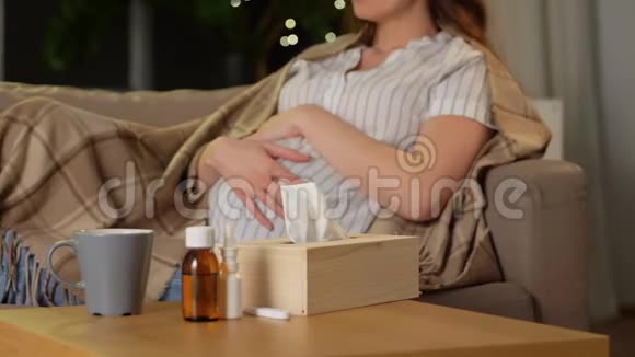 生病的孕妇在家吹鼻涕视频的预览图