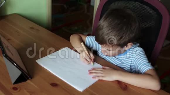 可爱的男孩写信A视频的预览图