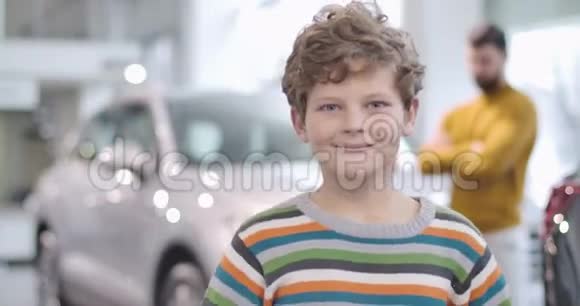 白种人男孩在父母的背景下跳舞的特写并示意是的快乐的小男孩喜欢购买视频的预览图