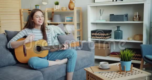 美少年独自在家弹吉他唱歌的慢动作视频的预览图