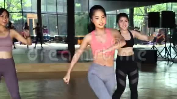 女健身妇女一起在健身室上拉丁舞课一群年轻的运动妇女视频的预览图