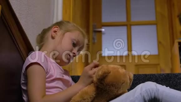 小女孩和泰迪熊玩视频的预览图