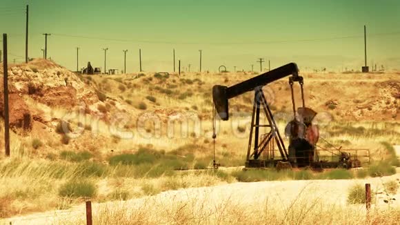 沙漠里的油泵视频的预览图