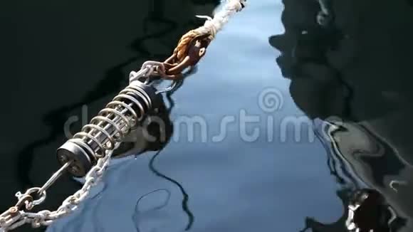 拿着绳子和链子的船和大海视频的预览图