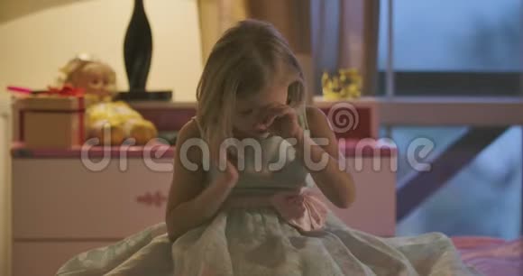 小白种人女孩坐在粉红色的房间里哭的特写肖像穿着漂亮裙子和视频的预览图