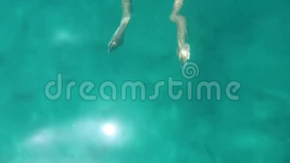 穿红色比基尼的运动游客在水下浮潜视频的预览图