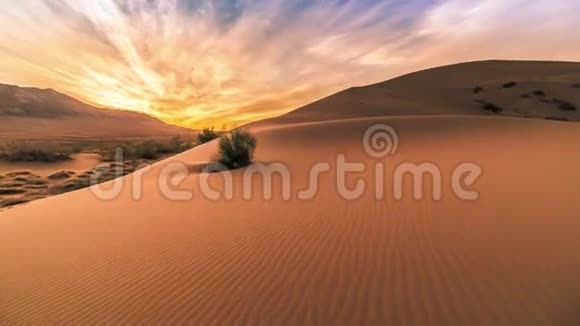 日出在歌唱的沙丘在阿尔丁埃梅尔4时间推移2016年9月哈萨克斯坦阿拉木图和阿斯塔纳视频的预览图