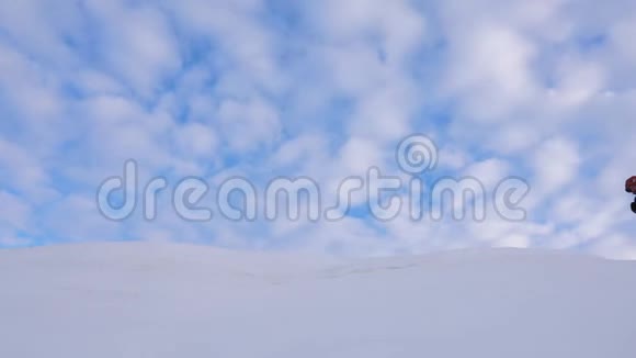 冬季登山队员到山顶去冬季协调良好的团队合作旅游旅行者跟随一个视频的预览图