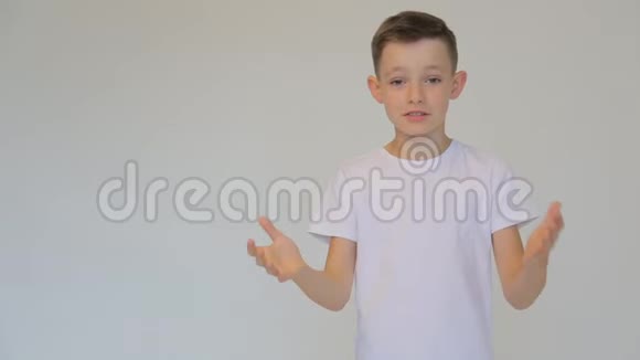 失望的男孩穿着白色的t恤在白色的背景上视频的预览图