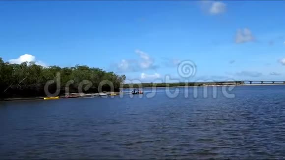 河口的渔民视频的预览图