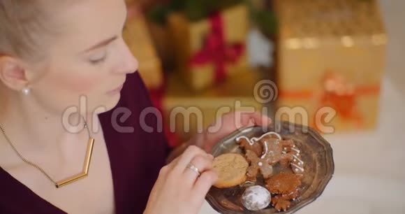 年轻女子在盘子里拖着各种新鲜饼干视频的预览图
